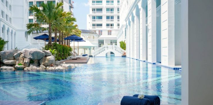 deluxe-pool-access3-2-2