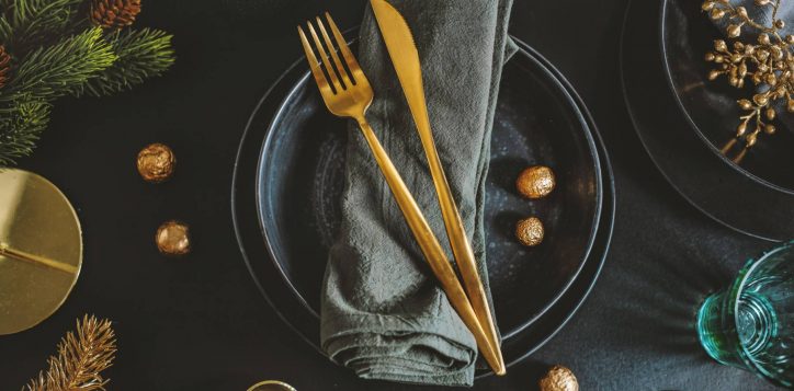 served-christmas-table-setting-dark-tones-with-golden-deco-2